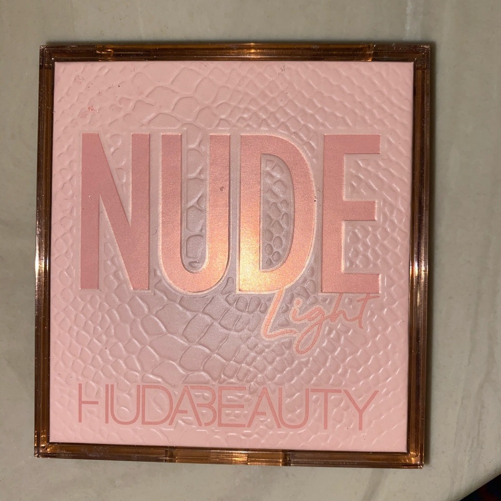 New HUDA BEAUTY Light Nude Obsessions pallette